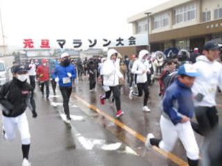 参加者197人の老若男女がスタート